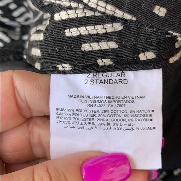 NWOT Old Navy size 2 black/cream colored shorts - Picture 5 of 5